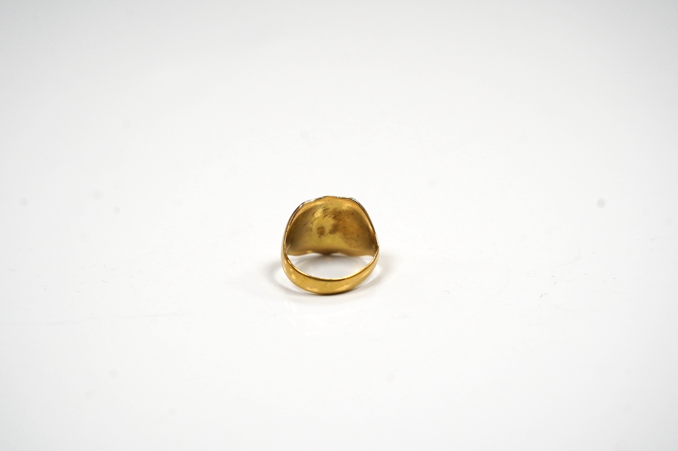 An early 20th century 18ct signet ring, size G, 4.6 grams. Condition - poor to fair